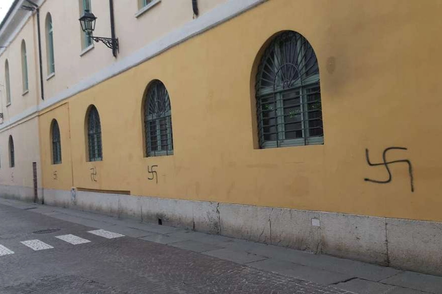 La svastica comparsa sul muro del liceo Gambara in centro a Brescia