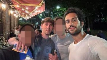 Il selfie di Matteo Barone e Alessandro Mahmood venerdì sera davanti al pub «Il Mago di Oz» Il selfie di Matteo Barone e Alessandro Mahmood venerdì sera davanti al pub «Il Mago di Oz»