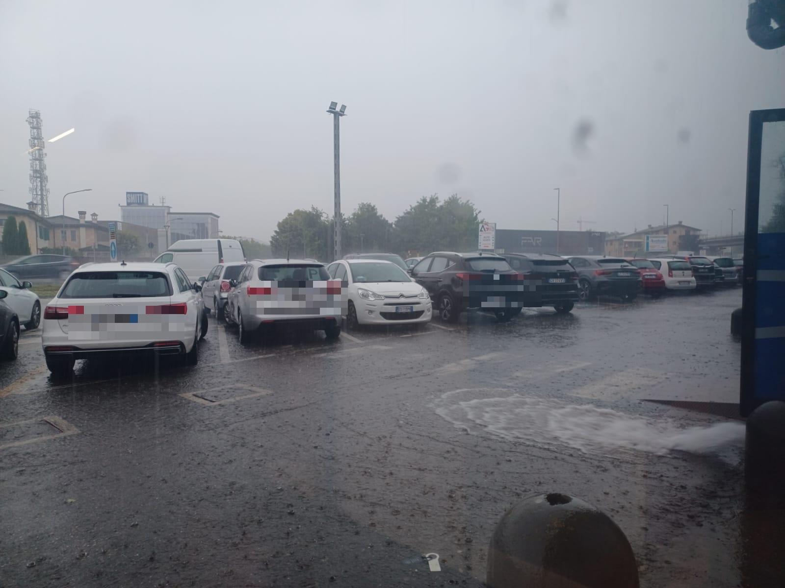 Maltempo nel Bresciano: strade e cantine allagate. E in quota nevica abbondantemente Maltempo nel Bresciano: strade e cantine allagate. E in quota nevica abbondantemente