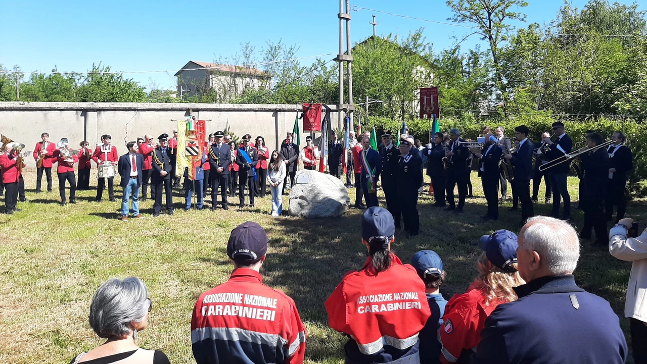 La cerimonia con cui venerdì il Comune di Meda, in collaborazione con Wwf Insubria e Circolo XX Settembre, ha restituito alla Brughiera quattro pini silvestri