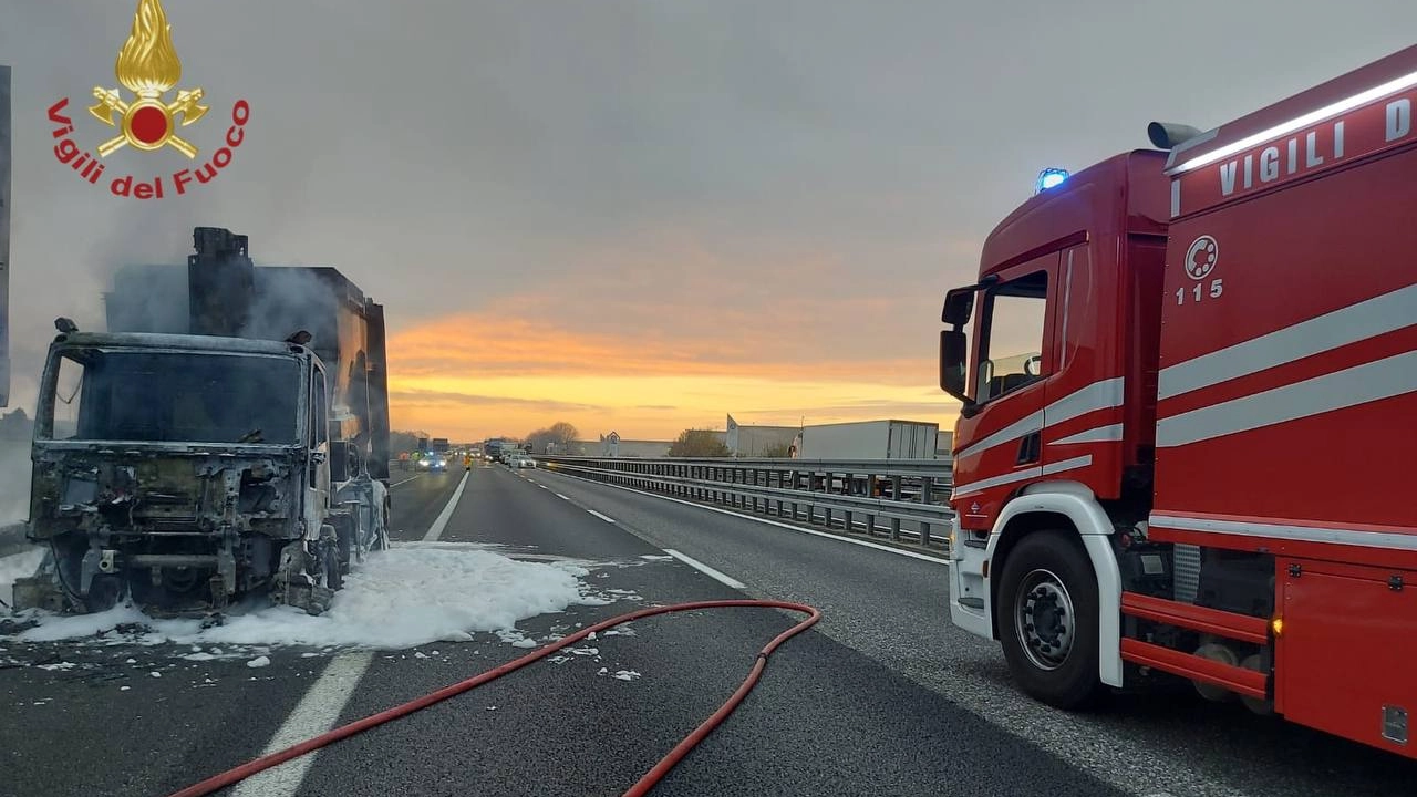 Il camion andato a fuoco sulla corsia d'emergenza in direzione Piacenza Il camion andato a fuoco sulla corsia d'emergenza in direzione Piacenza