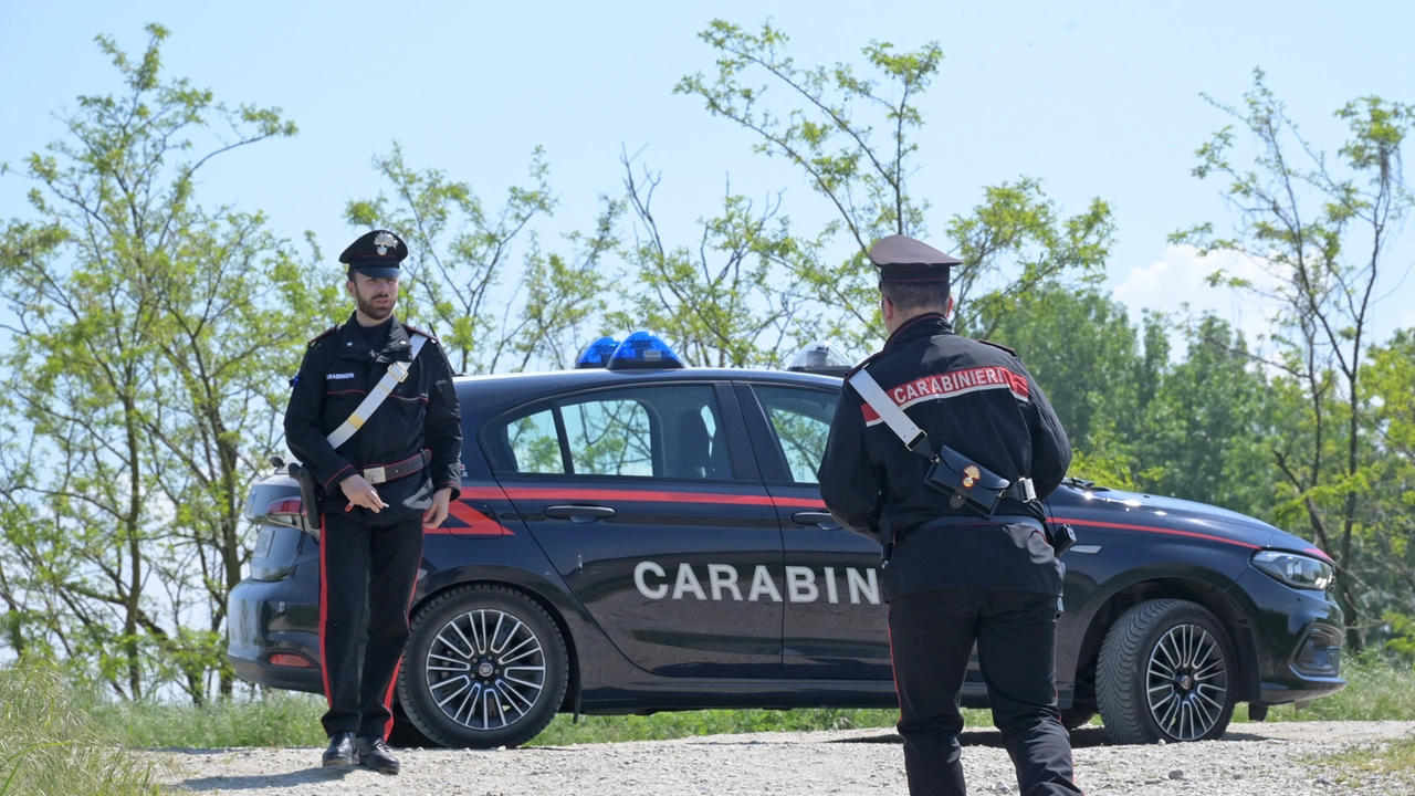 I rilievi dei carabinieri nell’area della lanca di Zinasco sul Po dove il cadavere del turista 23enne è stato ritrovato