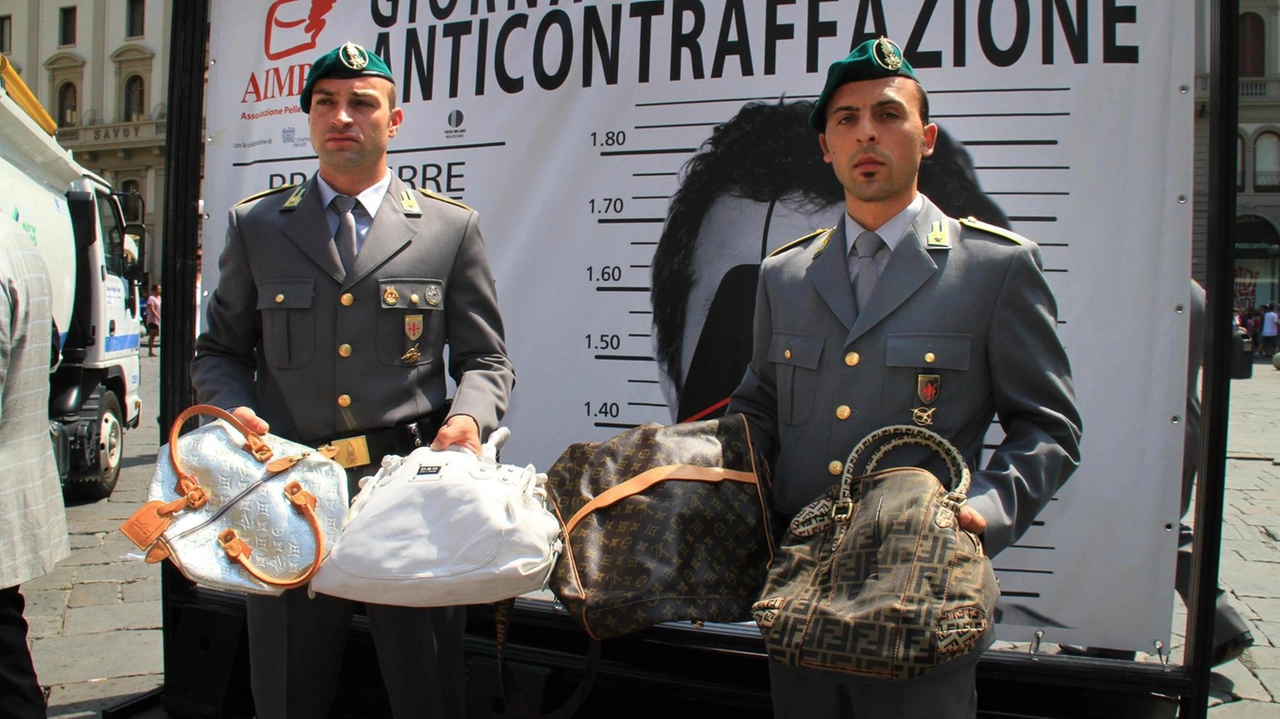 Una donna di Cermenate vendeva borse griffate false tramite Facebook. Denunciata dalla Guardia di Finanza dopo essere stata sorpresa in un'operazione di consegna.