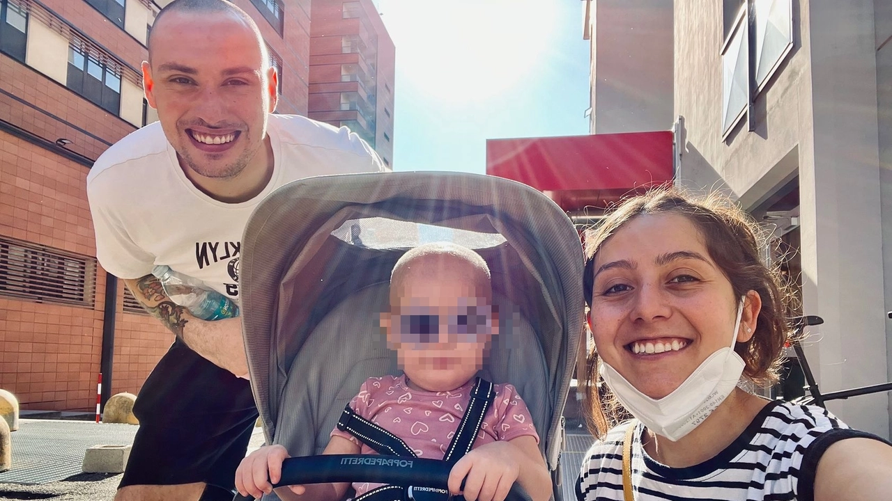La piccola Adele, 2 anni, a spasso con il papà Andrea e la mamma Martina che ha chiesto aiuto online La piccola Adele, 2 anni, a spasso con il papà Andrea e la mamma Martina che ha chiesto aiuto online