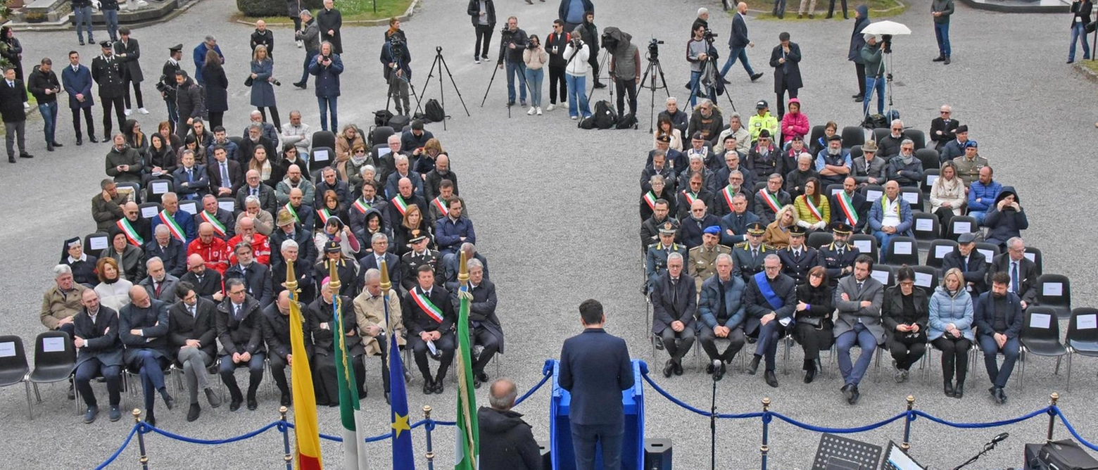 Paolo Gentiloni e Franco Locatelli presenti alla commemorazione. Visita al camposanto dove è sepolta la maggior parte delle 700 vittime.