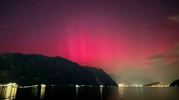 Il cielo rosso incendia la notte della Lombardia: ecco le foto dell’aurora boreale
