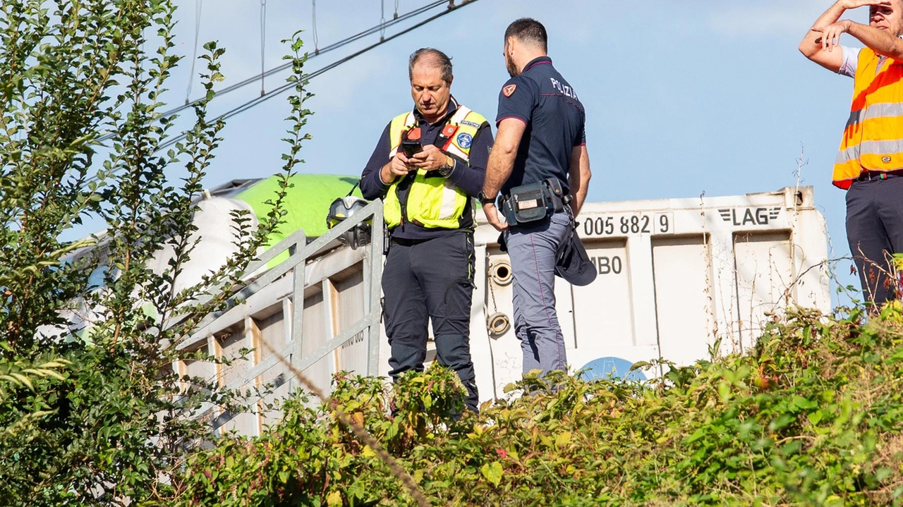 Rilievi sui binari dopo l’incidente che ha coinvolto due treni merci e un convoglio passeggeri di Trenord (Foto Canella)