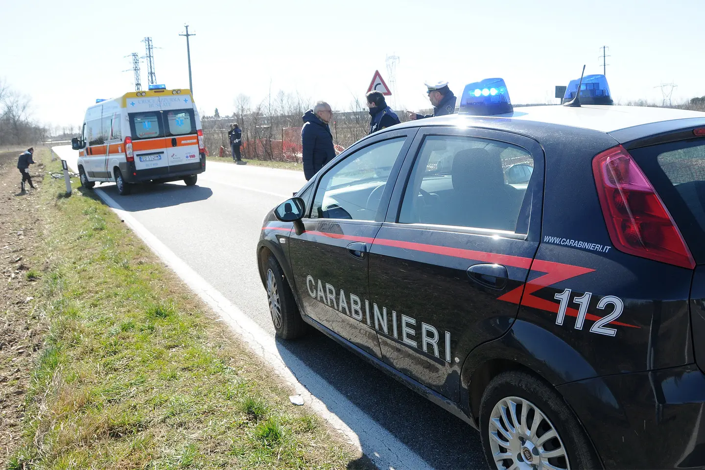 Landriano: in bicicletta con mamma e papà, bimbo urtato da uno scooter