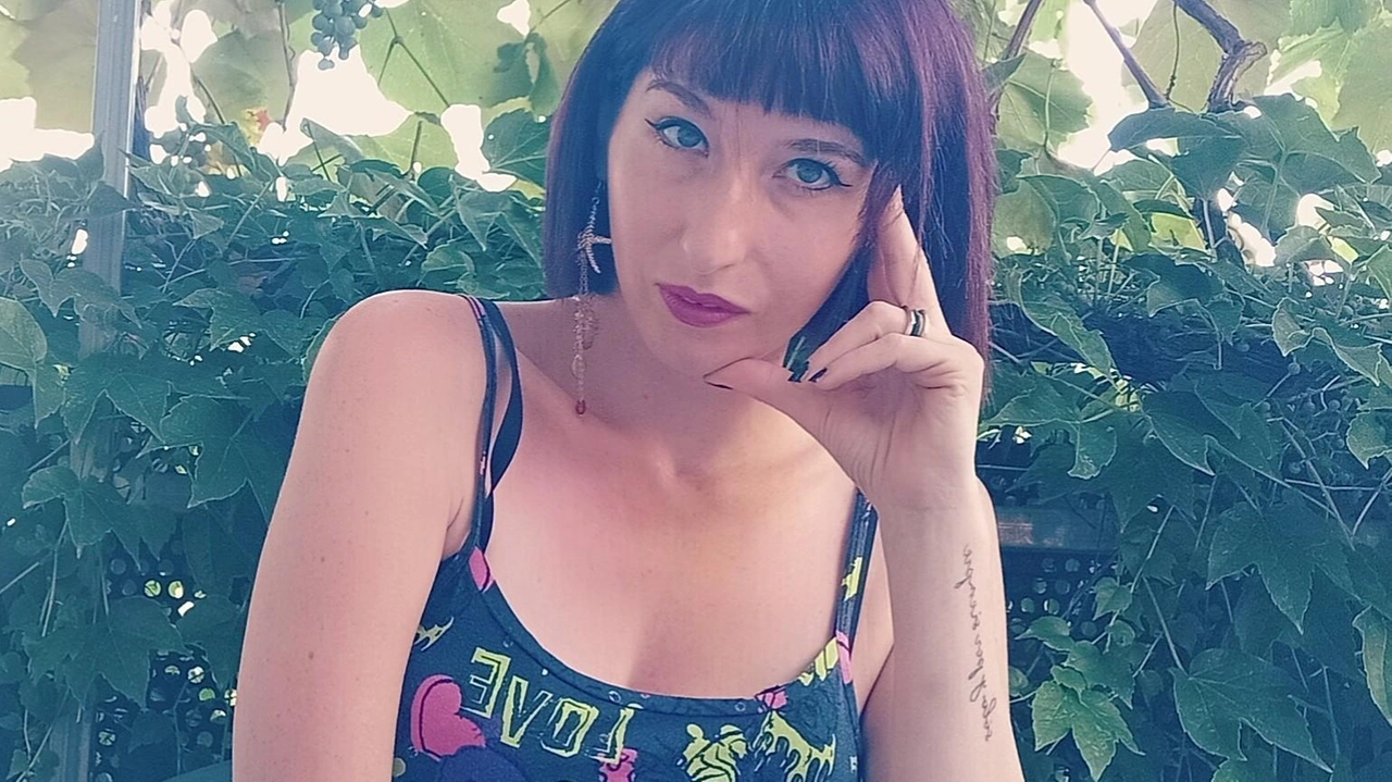 Lara Gallet 40 anni ha appena dato alle stampe una raccolta di 13 racconti in cui narra le sue esperienze sul territorio: «Il luogo è uno dei protagonisti. non è semplicemente uno sfondo» Lara Gallet 40 anni ha appena dato alle stampe una raccolta di 13 racconti in cui narra le sue esperienze sul territorio: «Il luogo è uno dei protagonisti. non è semplicemente uno sfondo»