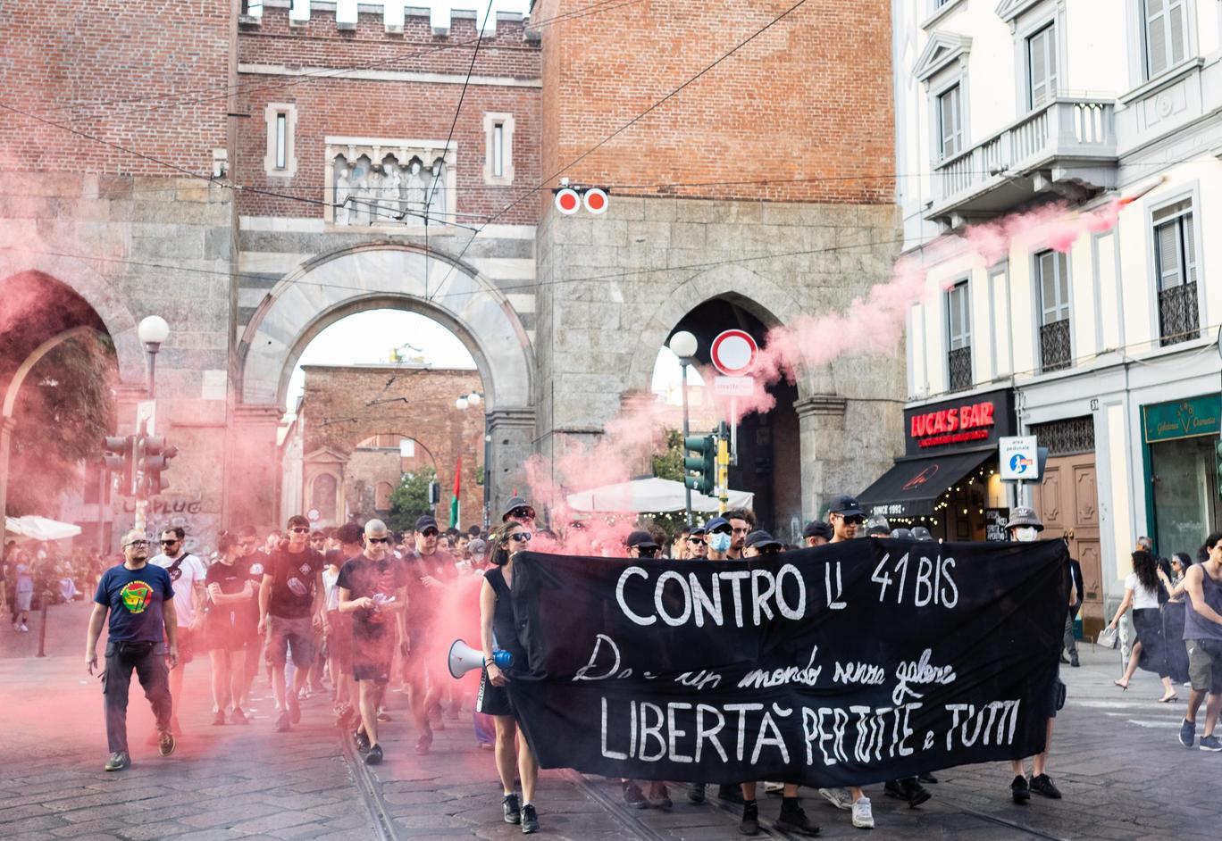 Corteo di 150 persone in marcia dalle Colonne: "Un mondo senza galere" Corteo di 150 persone in marcia dalle Colonne: "Un mondo senza galere"