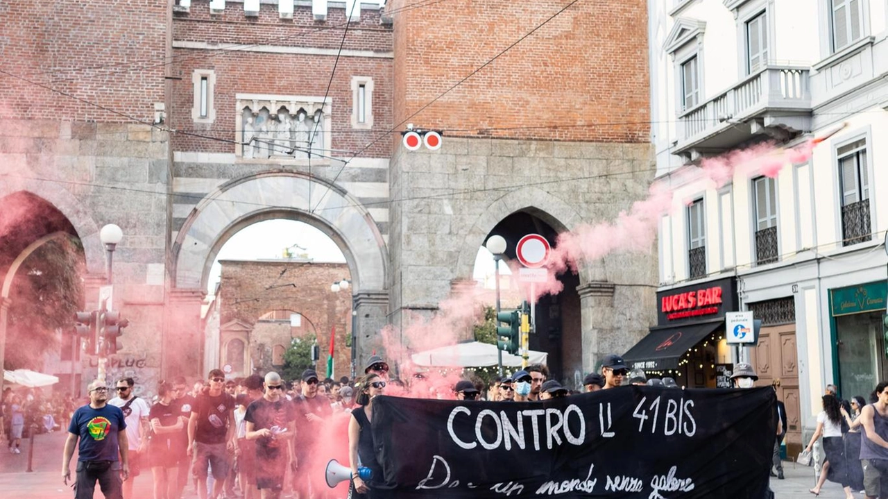 "Contro il 41-bis. Per un mondo senza galere. Libertà per tutti e tutte". Questo striscione ha aperto il corteo dei...