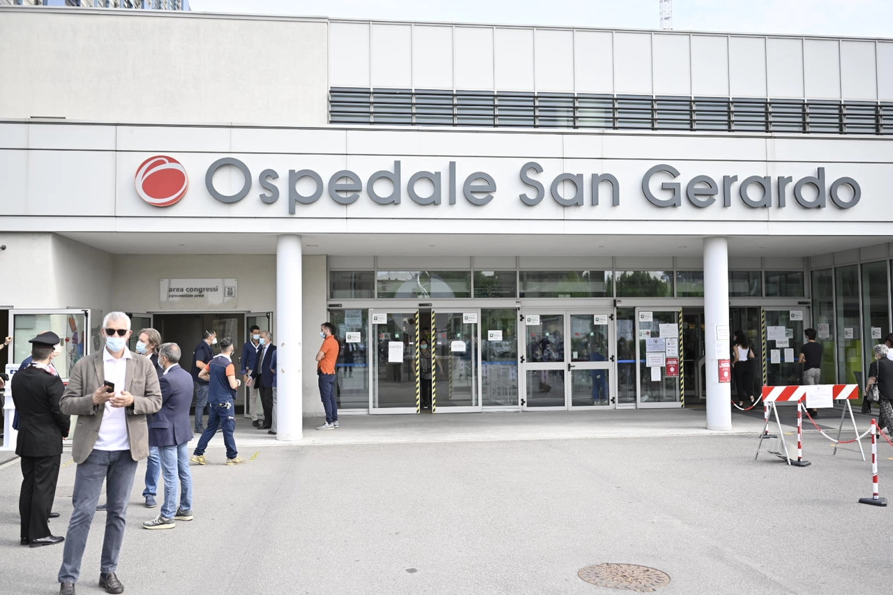 L'ingresso dell'ospedale San Gerardo raggiunto dai due gemellini