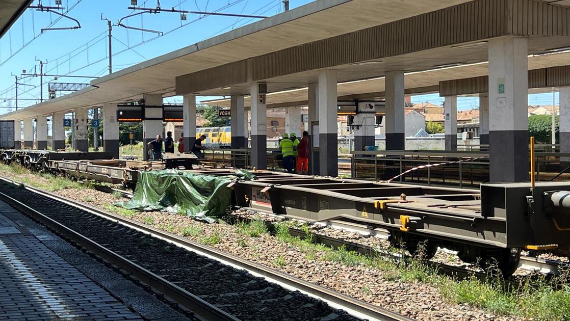 muore travolto dal treno merci tragedia alla stazione di voghera