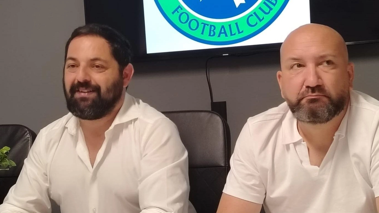 Il presidente Luciano Pace con l’allenatore Davide Venantini La Fucina Muggiò nonostante due sconfitte è a un punto dal terzo posto e a quattro dal secondo Il presidente Luciano Pace con l’allenatore Davide Venantini La Fucina Muggiò nonostante due sconfitte è a un punto dal terzo posto e a quattro dal secondo