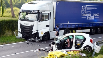 Monte Marenzo, scontro tra auto e camion: marito e moglie muoiono intrappolati tra le lamiere