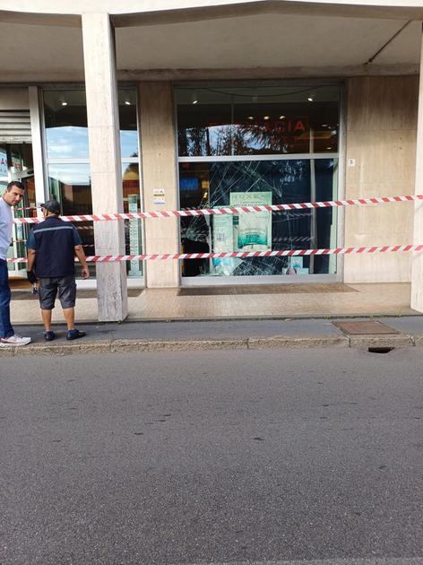 ennesima spaccata a una farmacia nel legnanese tanti danni alla simonatti di canegrate