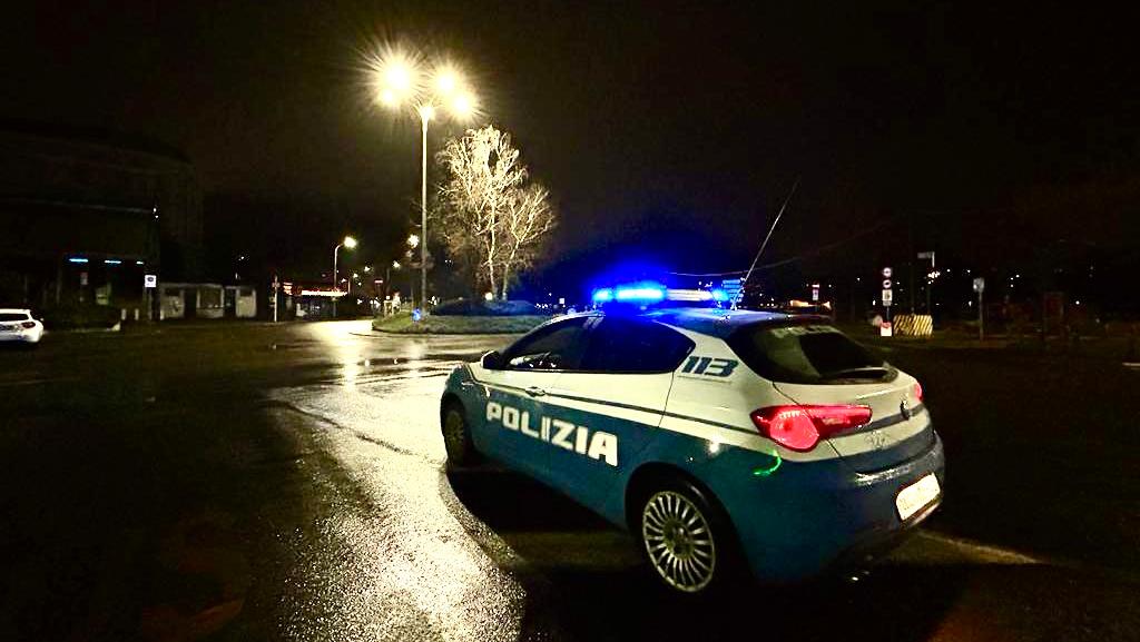 non si ferma all alt della polizia ma imbocca una strada chiusa e tenta la fuga a piedi in auto trovata droga denunciato