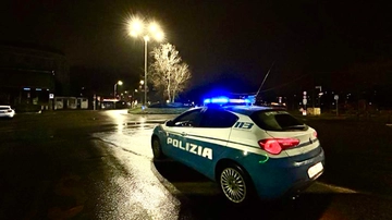 Non si ferma all’alt della polizia ma imbocca una strada chiusa e tenta la fuga a piedi: in auto trovata droga, denunciato