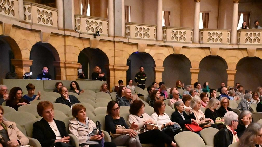 In attesa della tradizionale stagione d’opera, sabato alle 21 si alza il sipario del teatro Fraschini con "Preludi d’autunno", il... In attesa della tradizionale stagione d’opera, sabato alle 21 si alza il sipario del teatro Fraschini con "Preludi d’autunno", il...