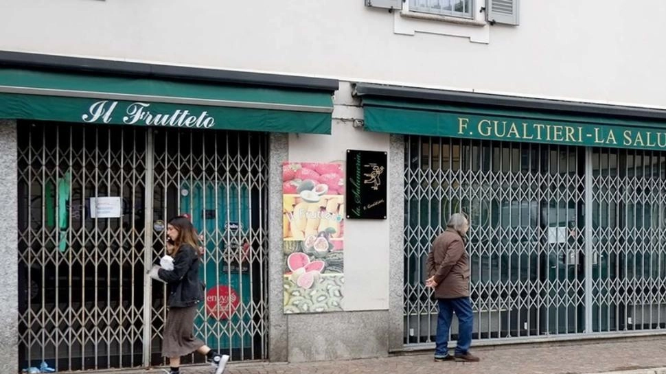 A Monza, la storica Via Prina, una volta ricca di negozi artigianali, ora lotta con affitti alti e mancanza di parcheggi, causando la chiusura di molti esercizi. I residenti e i commercianti chiedono soluzioni per riportare la vitalità nella zona. A Monza, la storica Via Prina, una volta ricca di negozi artigianali, ora lotta con affitti alti e mancanza di parcheggi, causando la chiusura di molti esercizi. I residenti e i commercianti chiedono soluzioni per riportare la vitalità nella zona.