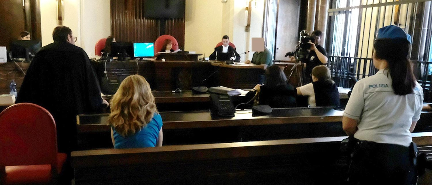 Una famiglia di rom accusata di aver aggredito e rapinato un giovane davanti al Bingo di Nova Milanese. La vittima testimonia di essere stata picchiata e derubata, mentre gli imputati negano le accuse sostenendo di aver reagito a una presunta truffa. Il processo si tiene davanti al Tribunale di Monza.