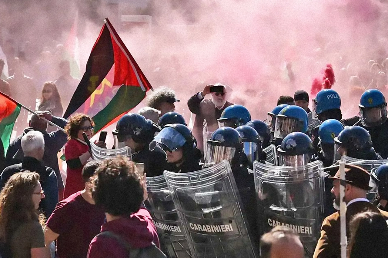 Scontri tra polizia e manifestanti nella giornata del 25 aprile a Bergamo (Foto/De Pascale)