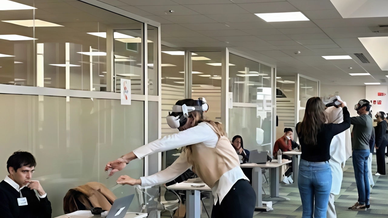 Ogni studente si è immerso in un ambiente clinico “ad elevata fedeltà“ per mostrare come e dove posizionare un catetere vescicale Ogni studente si è immerso in un ambiente clinico “ad elevata fedeltà“ per mostrare come e dove posizionare un catetere vescicale