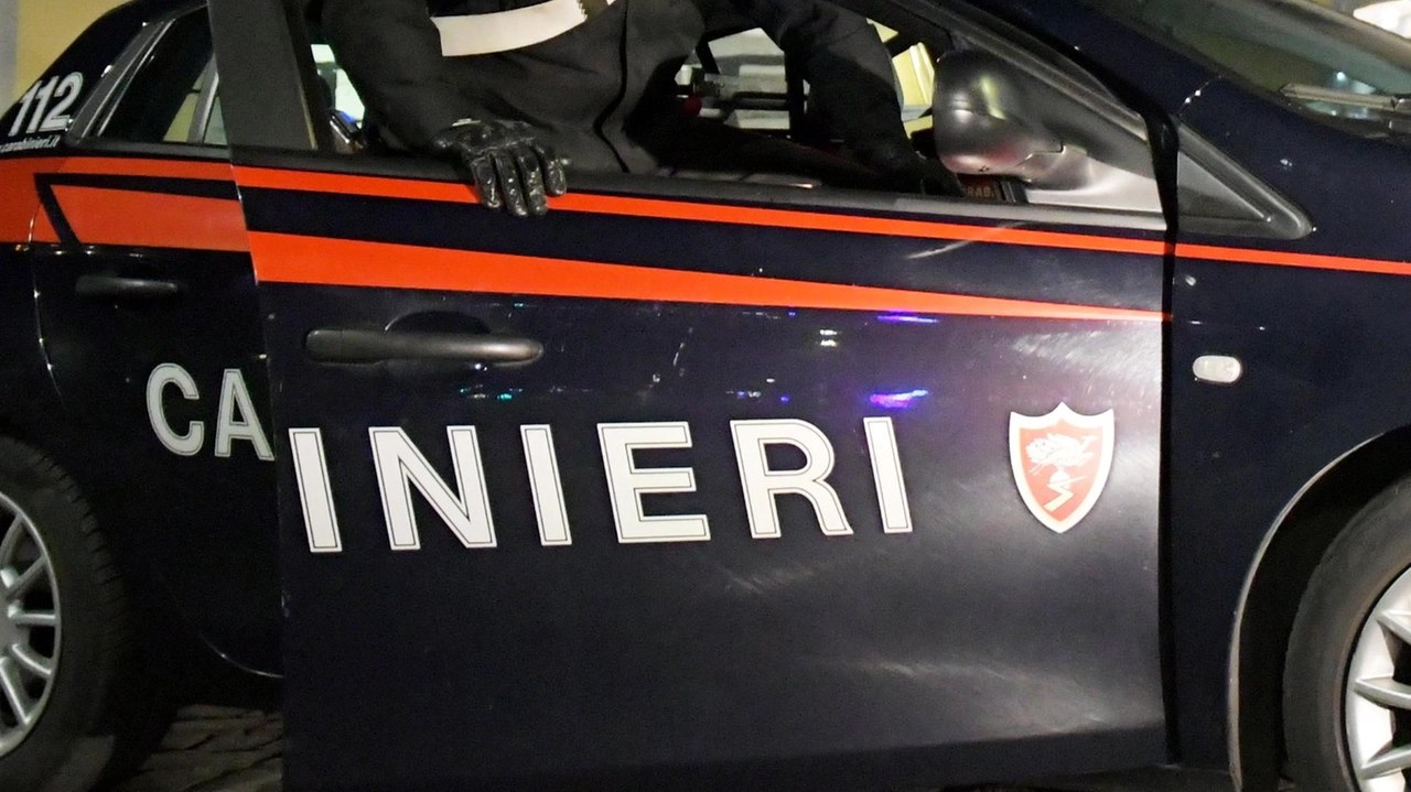 VIGEVANO (Pavia) In stato di profonda alterazione, dovuta probabilmente all’assunzione di alcol o stupefacenti, ha danneggiato i tavolini e le sedie...