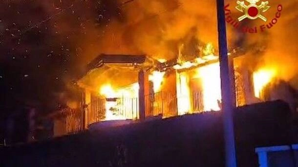 Un grosso incendio è divampato in un’abitazione in via Repubblica, nel comune di Varano Borghi (Foto vigili del fuoco) Un grosso incendio è divampato in un’abitazione in via Repubblica, nel comune di Varano Borghi (Foto vigili del fuoco)