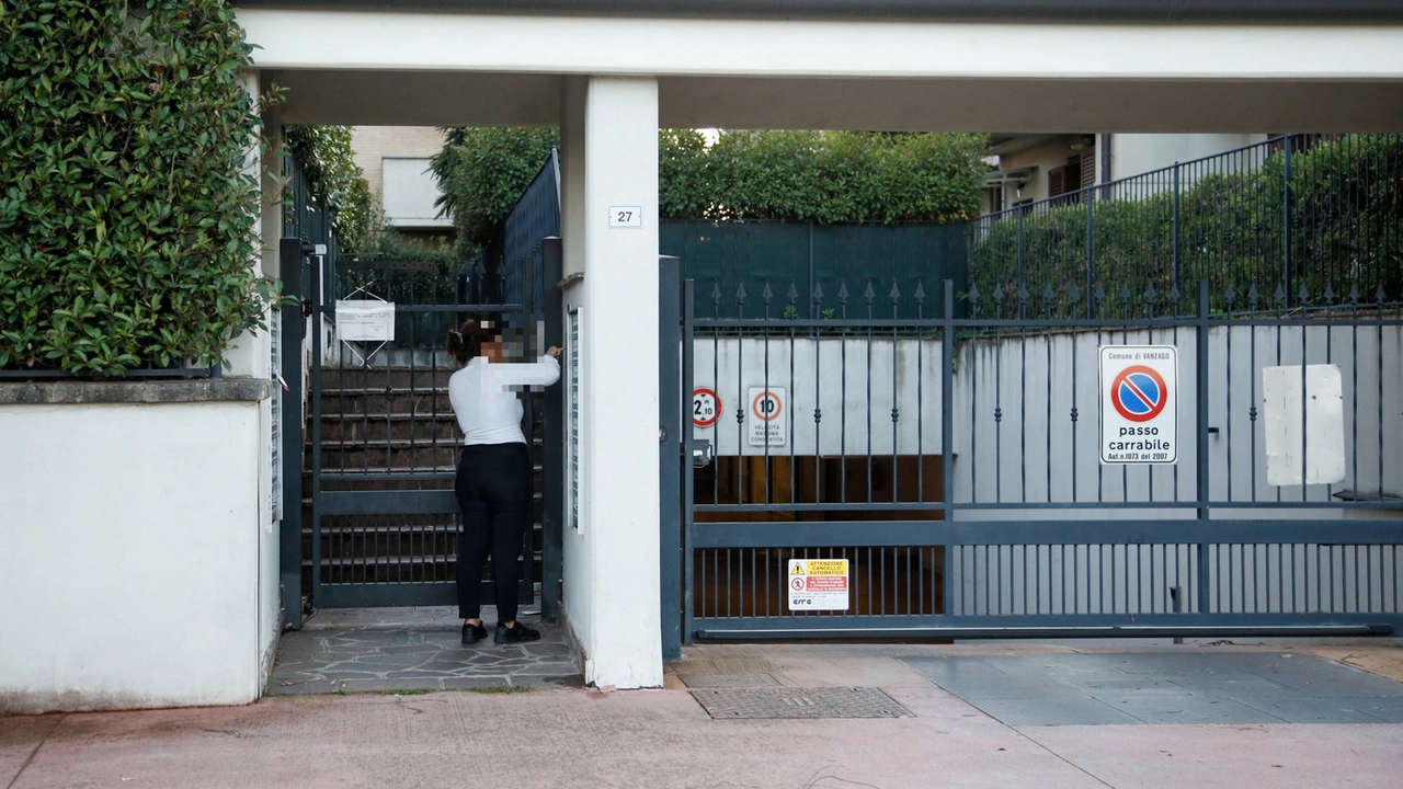 L’ingresso della villetta dove il 52enne è stato accoltellato dal figlio ventenne L’ingresso della villetta dove il 52enne è stato accoltellato dal figlio ventenne