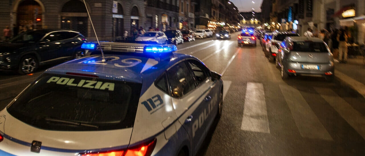 Violenza in un supermercato di Como: aggredisce una guardia giurata, poi picchia e sputa sui poliziotti. Arrestato