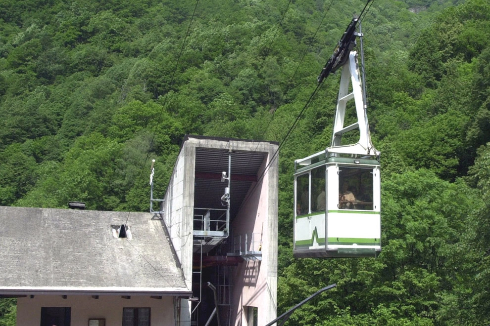 La funivia di Curiglia con Monteviasco garantisce un panorama impareggiabile su montagne e laghi circostanti
