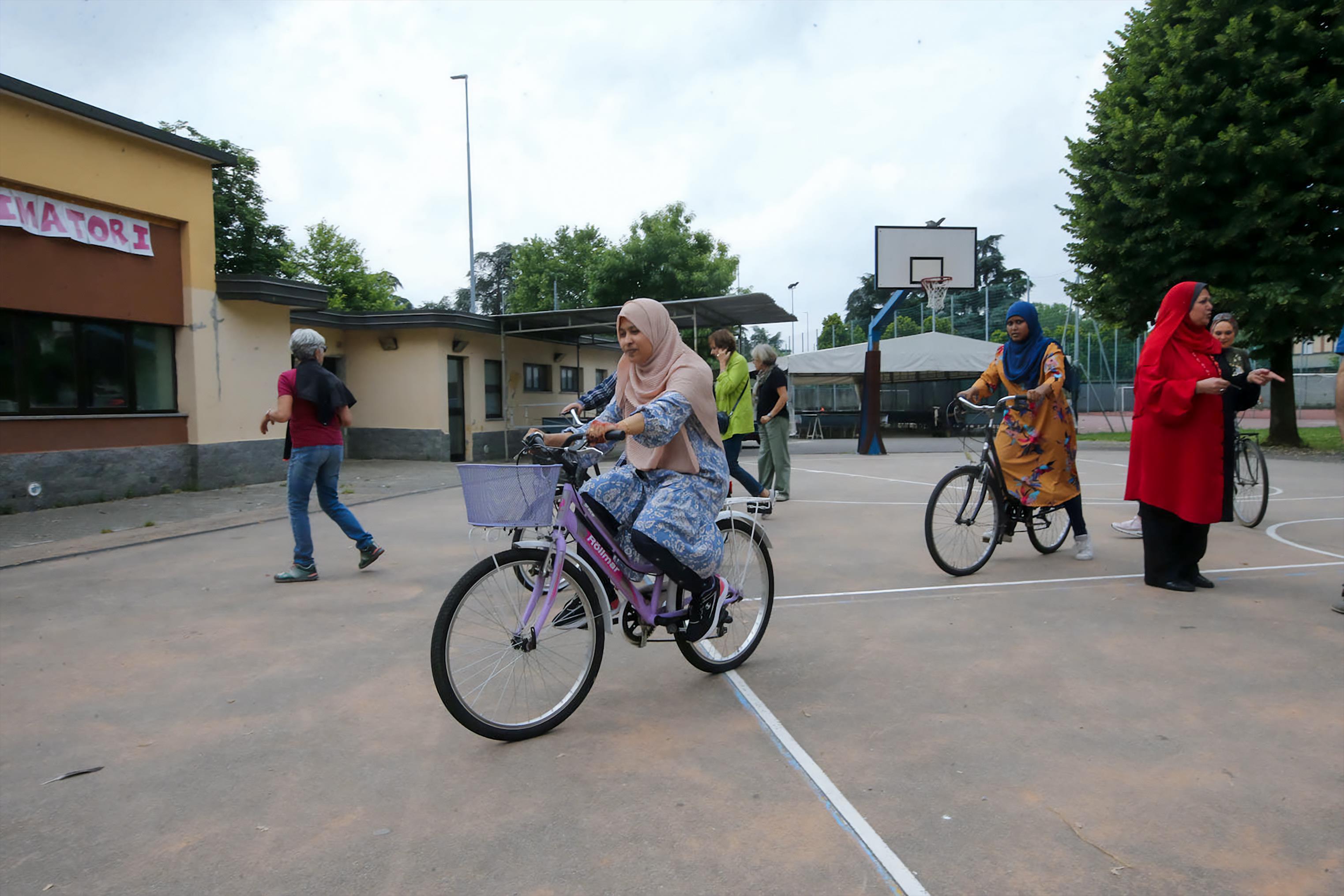 con l hijab e il sorriso il primo volo in bicicletta di 8 donne musulmane verso libertà e dignità