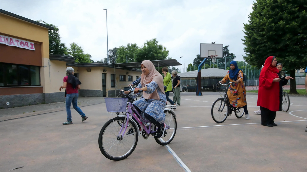 Una dozzina le donne che hanno preso parte al corso promosso fra gli altri da Monza in Bici, Cascina Cantalupo, Arcodonna e Centro Islamico