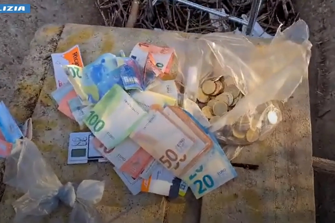 Il banchetto della droga a Rogoredo scoperto dalla polizia