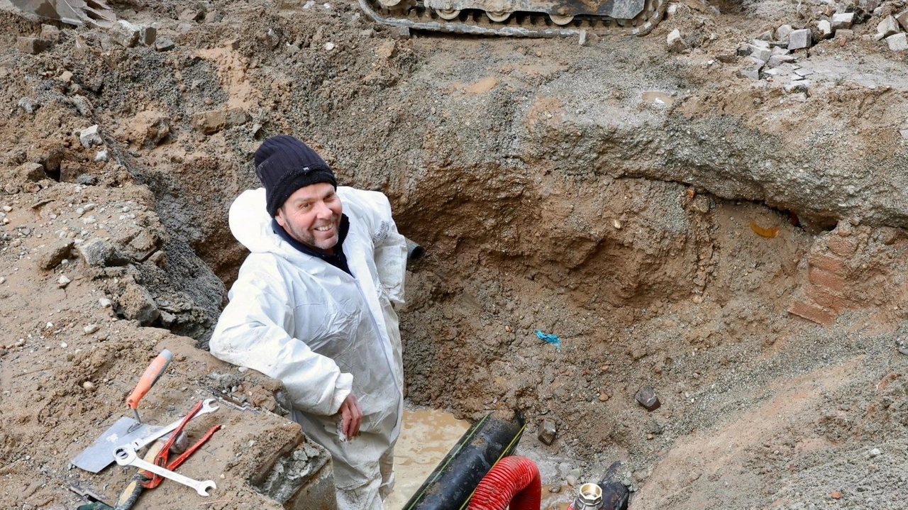 Vigevano, conduttura rotta sotto al manto di porfido Vigevano, conduttura rotta sotto al manto di porfido