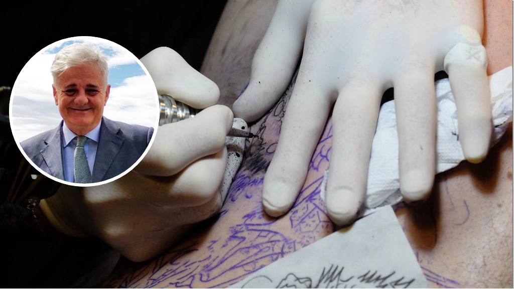 Un tatuaggio; nel tondo, il sindaco Dario Vergani
