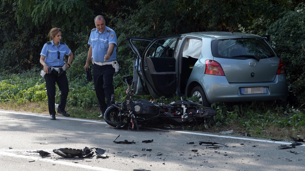 Polizia locale sul luogo dove il motociclista si è schiantato contro l'auto a Cernusco sul Naviglio (Ansa/Andrea Canali)