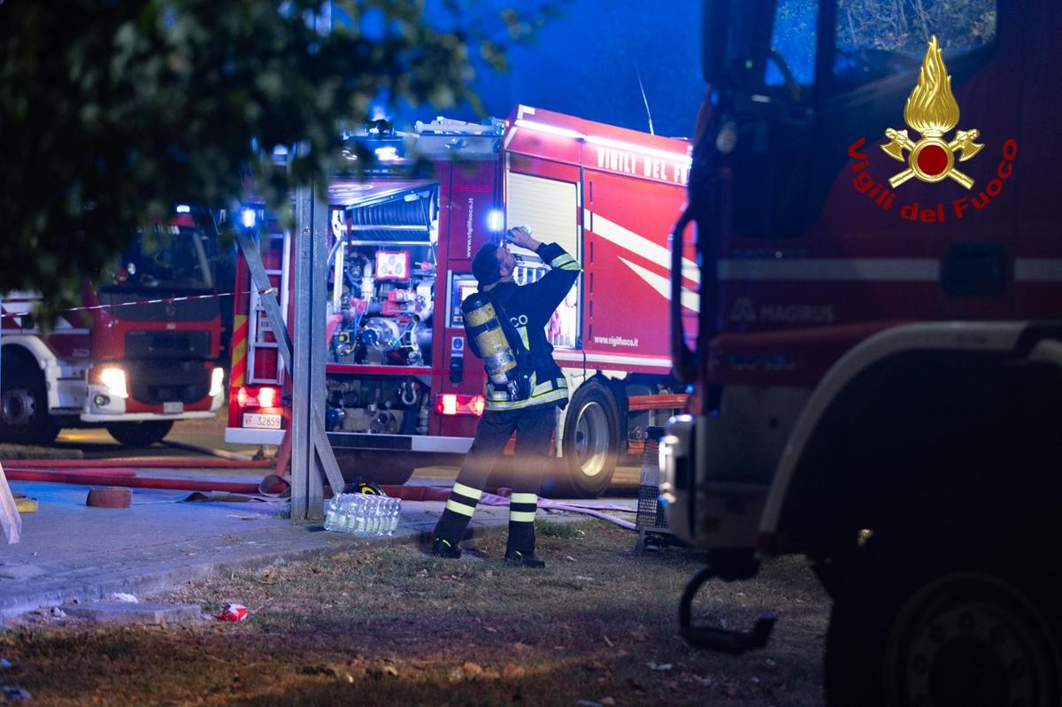 camper in fiamme a chignolo po il rogo intacca la linea elettrica e le abitazioni restano al buio