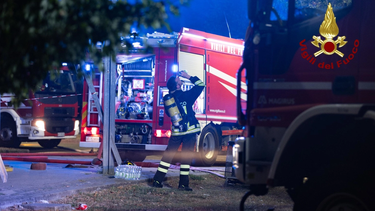 Vigili del fuoco in azione (foto di archivio)
