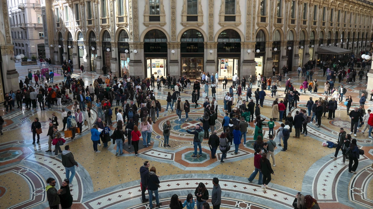 L’incremento da record dei turisti a Milano è confermato anche da un dato stimato da Confcommercio: ogni giorno in Galleria... L’incremento da record dei turisti a Milano è confermato anche da un dato stimato da Confcommercio: ogni giorno in Galleria...