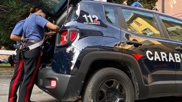 Barista violentata e rapinata all’alba mentre apre il suo locale a Vimercate. Caccia all’aggressore