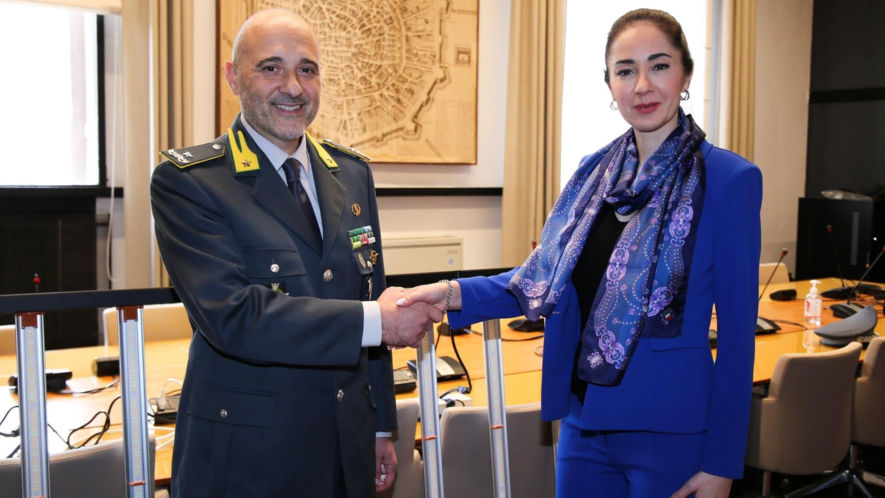 Il comandante Andrea Fiducia consegna le lampade alla rettrice Marina Brambilla Il comandante Andrea Fiducia consegna le lampade alla rettrice Marina Brambilla