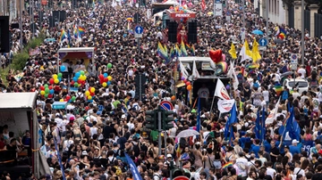 Milano Pride 2024, la grande marcia arcobaleno. Slogan e sorrisi, balli e sfottò: “L’amore non si discrimina”