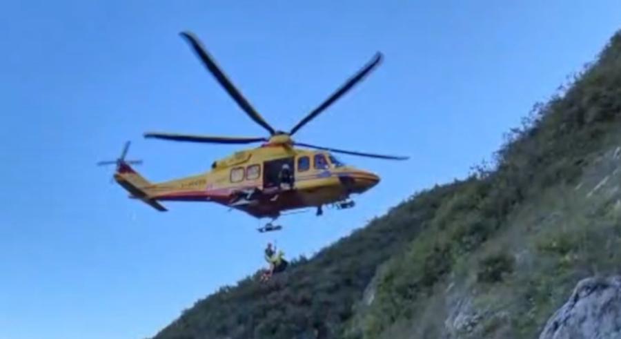 Vigile del fuoco del Saf colpito da un grosso sasso: stava soccorrendo due escursionisti Vigile del fuoco del Saf colpito da un grosso sasso: stava soccorrendo due escursionisti