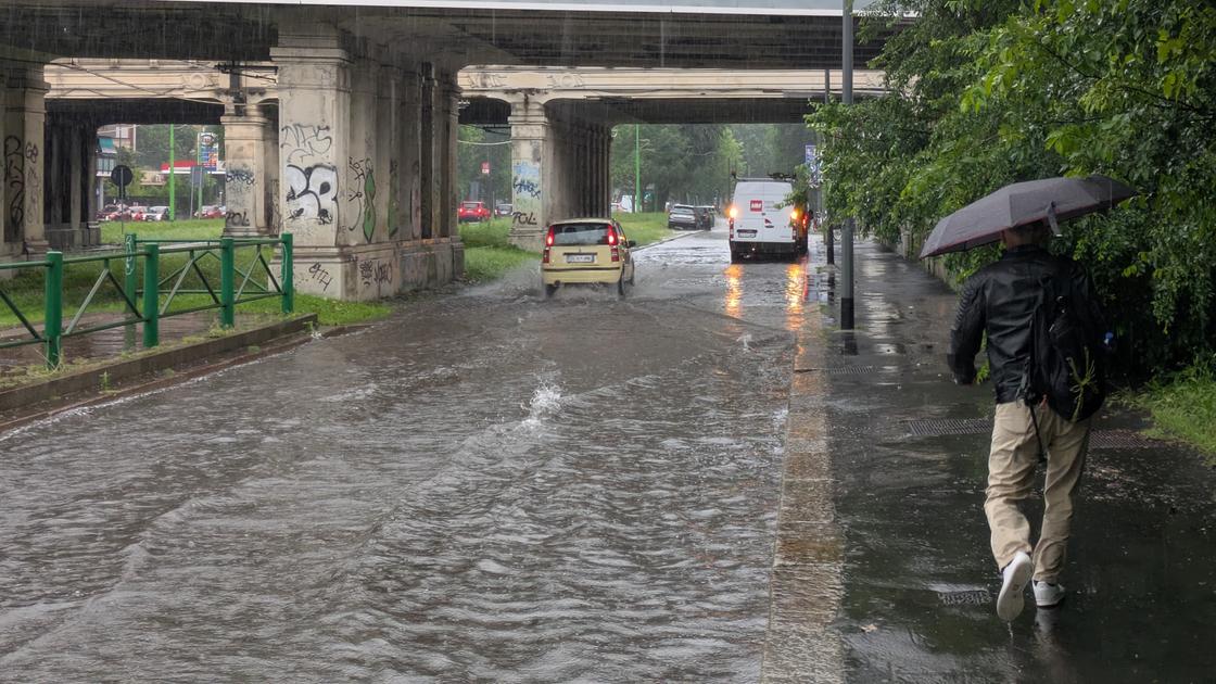 Nubifragio su Milano: evacuate comunità del parco Lambro. Barriere a protezione del quartiere, monitorato livello dei fiumi
