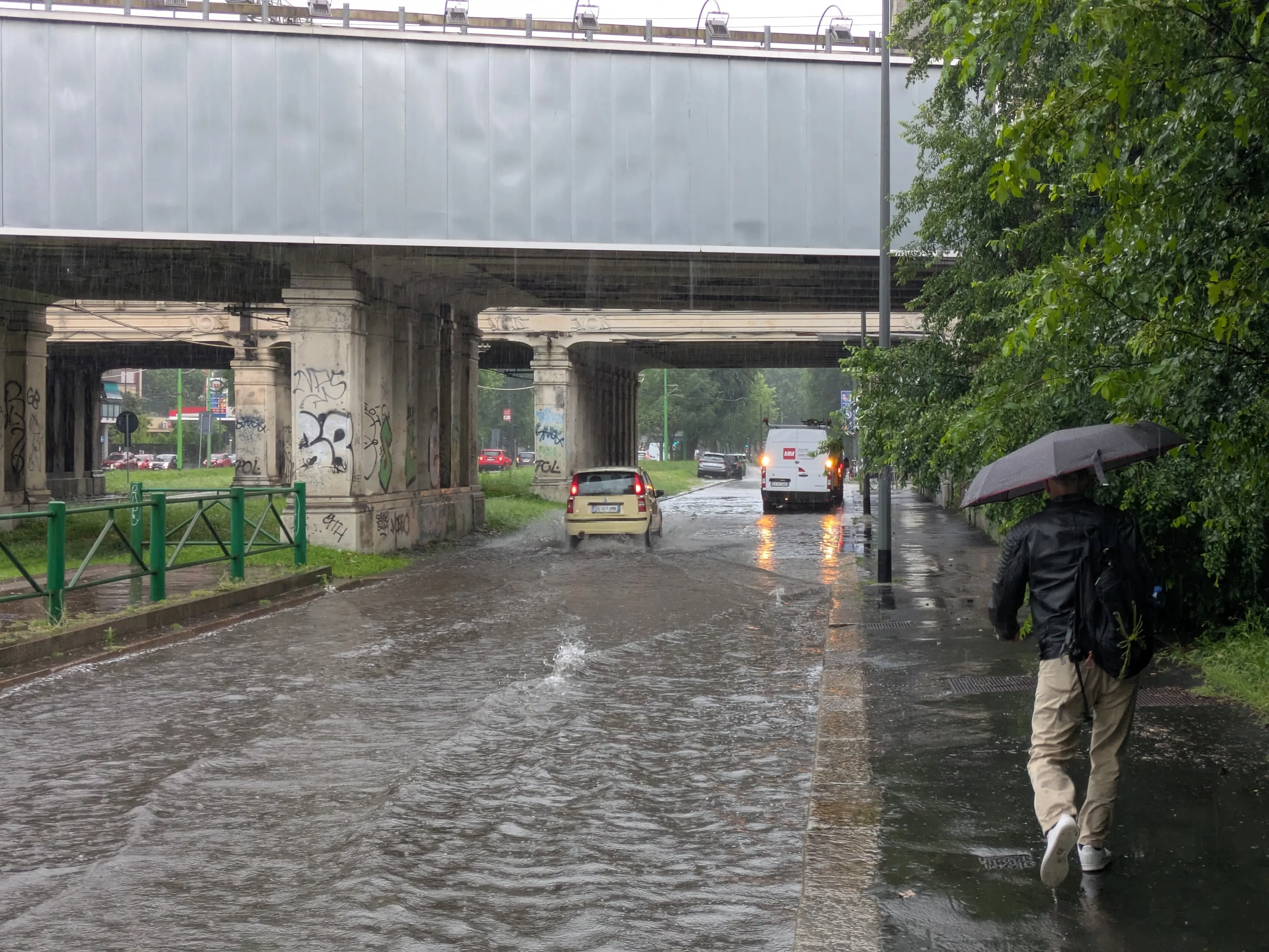 Nubifragio su Milano: evacuate comunità del parco Lambro. Barriere a protezione del quartiere, monitorato livello dei fiumi