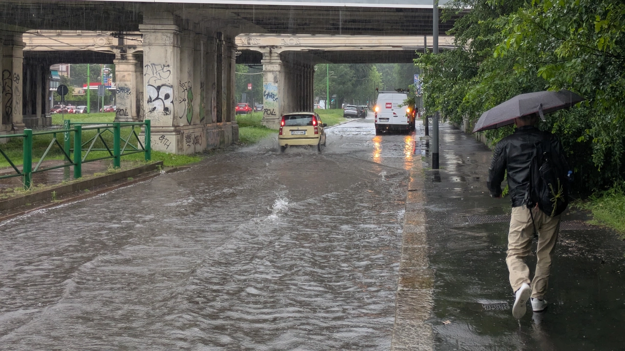 Nubifragio su Milano: evacuate comunità del parco Lambro. Barriere a protezione del quartiere, monitorato livello dei fiumi
