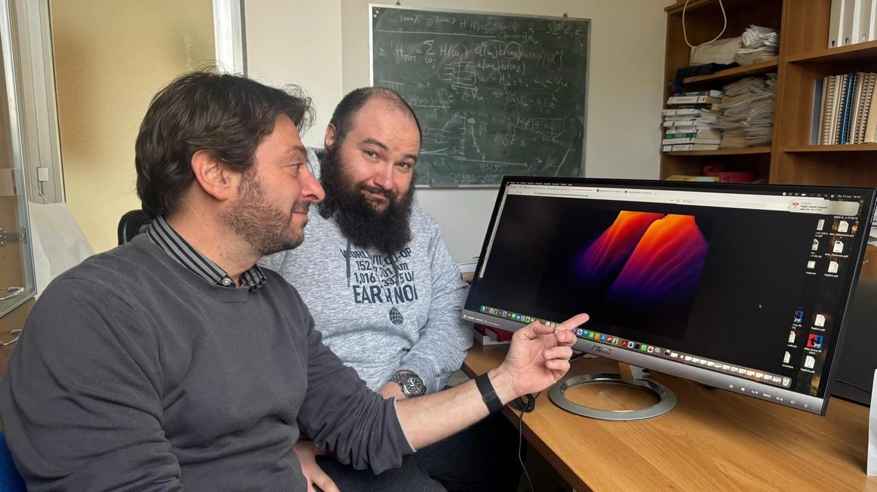 Dario Gerace docente di fisica teorica della materia e Davide Nigro ricercatori dell’Università di Pavia che hanno messo a punto il supersolido Dario Gerace docente di fisica teorica della materia e Davide Nigro ricercatori dell’Università di Pavia che hanno messo a punto il supersolido
