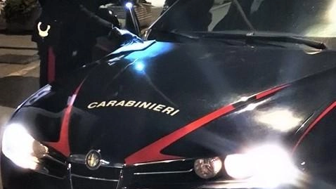 Non si è fermato all’alt dei carabinieri, ha pigiato sull’acceleratore e ha dato vita a un inseguimento durato chilometri. Infine... Non si è fermato all’alt dei carabinieri, ha pigiato sull’acceleratore e ha dato vita a un inseguimento durato chilometri. Infine...